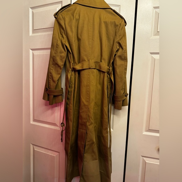 NWT- Banana Republic Tan Lined Trench Coat.
Beautiful made. Size Small - Picture 4 of 5